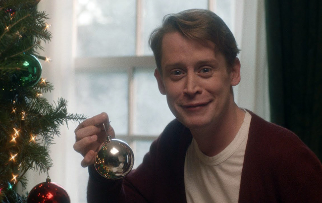 Маколей Калкин повторил культовые сцены из фильма "Один дома"